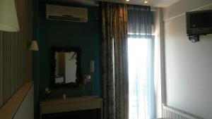 波托什Margarita's Rooms的客房设有窗户、镜子和电视。