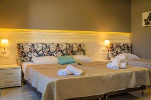 萨索斯Villa Eden的两张位于酒店客房的床,配有毛巾