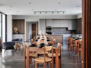 比勒陀利亚Askara Haus的厨房以及带桌椅的用餐室。