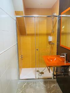 马德里佳利昂G3公寓酒店的一间带玻璃淋浴和水槽的浴室
