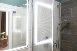 科赫姆Pension Moselvilla 1900的浴室里设有玻璃门淋浴