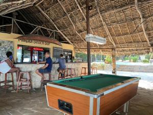 达累斯萨拉姆Mikadi Beach Camp & Backpackers的酒吧前面的台球桌,可供住客使用
