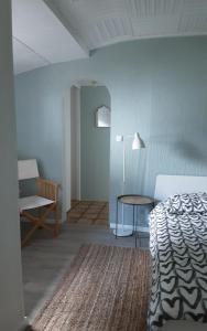 巴特萨克萨Chalet的卧室配有1张床、1张桌子和1把椅子