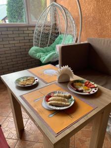 HaysynГотель Гайсин «Тіроль»的一张桌子,上面放着两盘食物