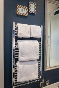 埃文河畔斯特拉特福联排别墅酒店的浴室内带白色毛巾的毛巾架