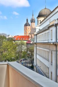 克拉科夫维罗波莱酒店的从大楼的阳台上可欣赏到城市景观