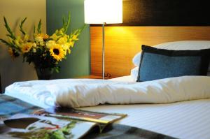 皮特洛赫里克莱格霍尔小屋及庭院酒店的一间酒店客房,配有一张花瓶床