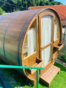 维韦罗内VIVERONE LAKE ROOMS的圆形木制小屋 - 带窗户