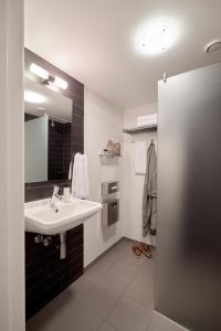 奥胡斯奥胡斯市奥西亚酒店的一间带水槽和镜子的浴室