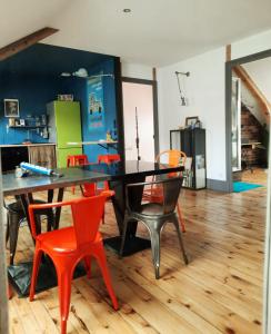 维希Le Chic Broc Ground的一间用餐室,配有黑色桌子和橙色椅子