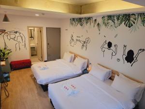 龙潭Red Rose B&B漫楓宿民宿 桃園市民宿110號的墙上绘有画的房间里设有两张床