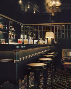 巴黎Château Voltaire的一间酒吧,房间里有一排凳子