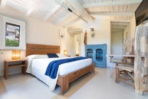 韦扎诺利古雷Hotel Al Convento的一间卧室设有一张大床和一个蓝色的壁炉