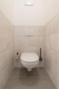 普鲁格恩Landgasthof Bierfriedl的一间位于客房内的白色卫生间的浴室