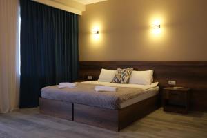 卡兹贝吉Hotel Axien Kazbegi的一间卧室配有一张床,上面有两条毛巾