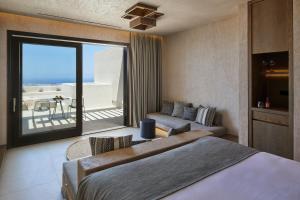 North Santorini - A Luxury Spa Hotel客房内的一张或多张床位