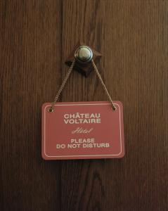 巴黎Château Voltaire的请在木门上挂上一个标志,上面写着临床家具的最大标志