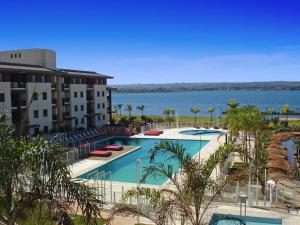 巴西利亚Flat no Life Resort a Beira Lago的享有水景的度假游泳池