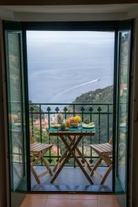 斯卡拉维罗尼宫住宿加早餐旅馆的阳台设有一张桌子,享有海景。