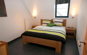 Erpe-Mere卡佩霍夫酒店的一间卧室配有带两个枕头的床和窗户