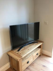 尼纳MOD’s place的木架上配有平面电视