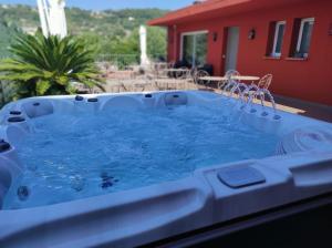 穆昂萨尔图卡萨韦利亚酒店的热水池
