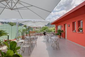 穆昂萨尔图卡萨韦利亚酒店的一个带桌椅和遮阳伞的户外庭院。