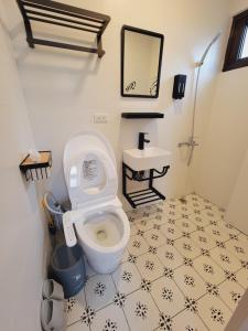 龙潭Red Rose B&B漫楓宿民宿 桃園市民宿110號的浴室配有白色卫生间和盥洗盆。