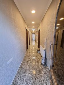 阿哈尔齐赫Hotel Lotus的走廊上的浴室设有卫生间