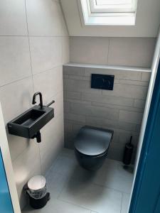 霍勒姆Kakebiën的一间带卫生间和水槽的小浴室