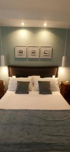 巴勒莫Jacona 365的卧室配有一张带两个枕头的大白色床