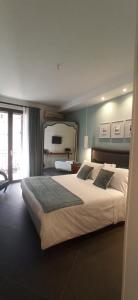 巴勒莫Jacona 365的一间卧室设有一张大床和大窗户