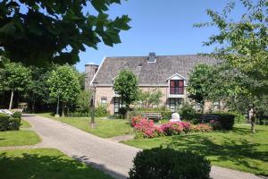 GeersdijkB&B Landgoed Rijckholt的一座带花园的房屋,前面有鲜花