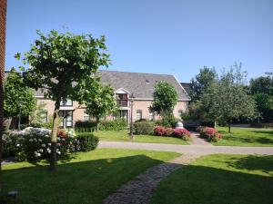 GeersdijkB&B Landgoed Rijckholt的院子前有走道的房子