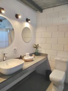 卡梅隆Apart Las Tunas Carmelo的一间带水槽、卫生间和镜子的浴室