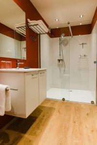 赫拉尔兹贝亨VILLA MONTANA的带淋浴和盥洗盆的浴室