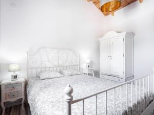 ZamoranoHoliday Home Jorge by Interhome的卧室配有白色的床和白色橱柜