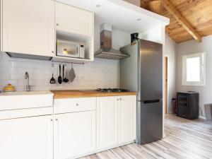 ZamoranoHoliday Home Jorge by Interhome的厨房配有白色橱柜和不锈钢冰箱