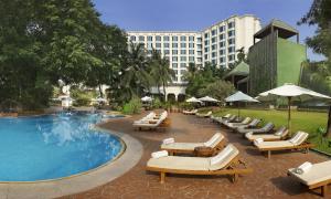 孟买The Leela Mumbai的酒店配有躺椅和游泳池