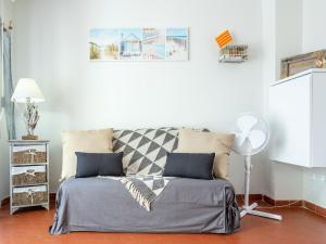 乐巴凯尔斯Apartment Les Cabestans 1-2-3-4 by Interhome的白色客房的一张床位,配有风扇