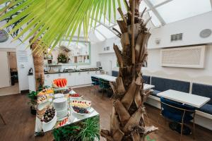 克拉科夫简恩酒店的一间设有餐桌的房间,配有食物和棕榈树