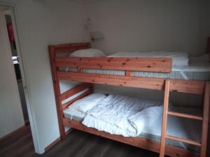 埃兹达尔Stenvåg Camping的客房内的两张双层床