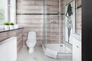 格但斯克RJ Hostel Chrobrego 79的带淋浴、卫生间和盥洗盆的浴室