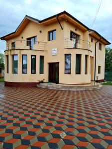 BărcăneştiVila NICHOLAS的前面有一个大型砖砌庭院的房子