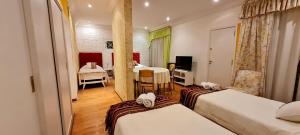 萨尔塔帕拉西奥埃斯孔迪多部门精品酒店的酒店客房设有两张床和电视。