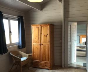 福哈伯斯Lovely 1-Bed House in Fochabers Scotland的客房设有木制橱柜和窗户。