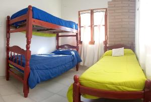 卡法亚特cabaña merlot的一间卧室配有两张双层床。