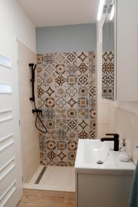 科马罗姆Apartman 3的带淋浴和白色盥洗盆的浴室