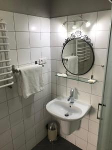 桑多梅日Rezydencja Sandomierska的白色的浴室设有水槽和镜子