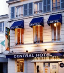 尼奥尔中央酒店的中心酒店,在一座建筑中设有蓝色遮阳篷